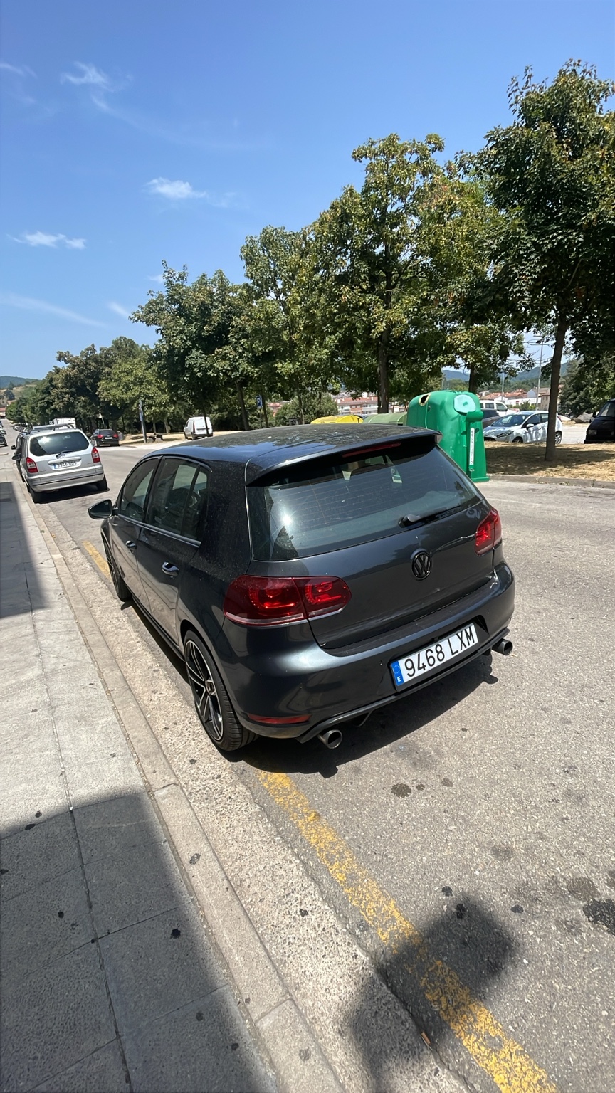 Volkswagen Golf 6 GTI visto desde la parte trasera lateral