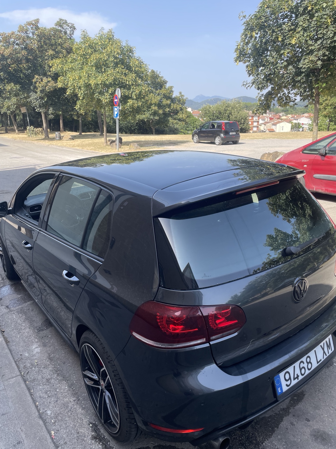 Vista trasera en tres cuartos del Volkswagen Golf 6 GTI